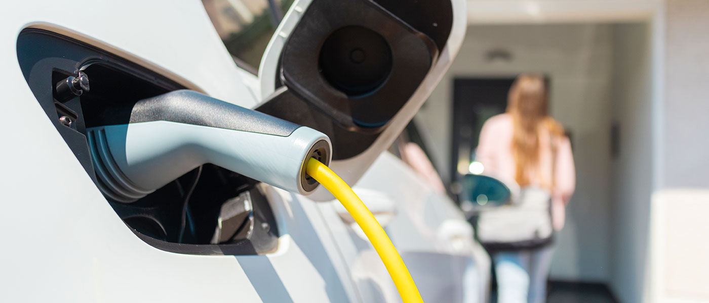 E-Auto an der Ladestation zu Hause
