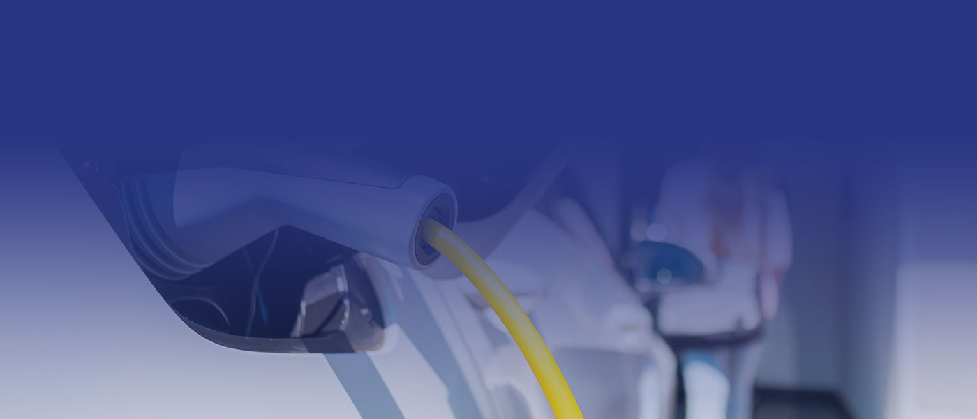 E-Auto an der Ladestation zu Hause